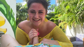 Пышногрудая курва принимает в ротан и долбится