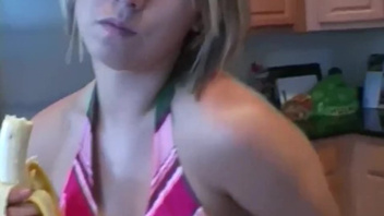 Девка кушает и сосет банан