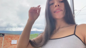 Девка молодка милашка танцует и мастурбирует