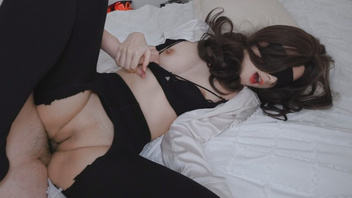 Домашняя красотка подставила пизду