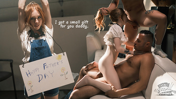 Милашку молодку трахают мужики здоровяки