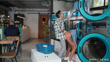 Застряла в стиралке и получила еблю