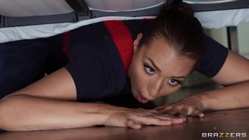 Мамочку пердолит крепкий член