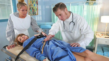 Доктор осмотрел телочку  и классно отодрал