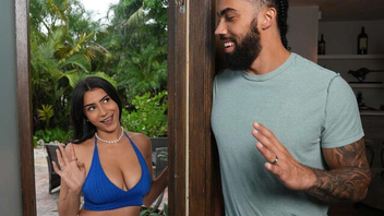 Очень сиськастую маму дрючит самец