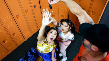 Здоровый мужик чпокает двух крошек