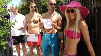 Мамаша с большими дойками имеет крепкий хуй