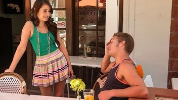 Милую девку  в ротик и в пилотку