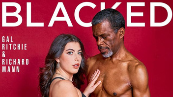 Черный самец натягивает белую красотку