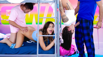 Отличная ебля с гибкими девушками