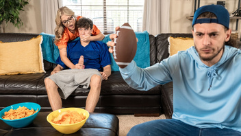 Блондиночка сильно  захотела хуй