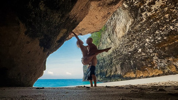 В пещере на пляже  самец долбит красотку