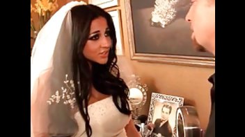 Грудастая темноволосая невеста веселится с фотографом перед свадьбой