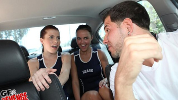 Ебля в машине с роскошными самками