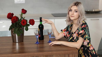 Милая деваха мастурбирует себе киску