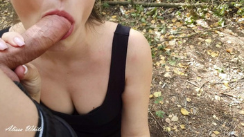 В лесу выебал очень красивую девку