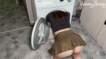 Жопастая сводная сестра застряла и получила хуй