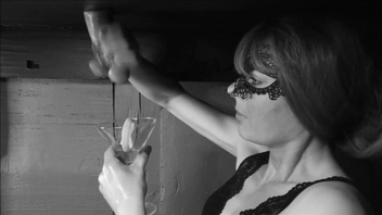 Милфа подрочила и насосала хуй