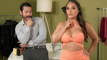 Сисястую бабу пердолит мощный хрен