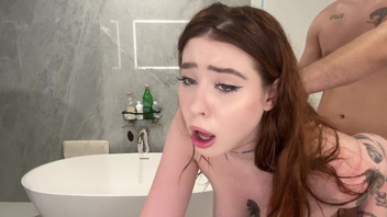 В ванной трахнул грудастую телочку