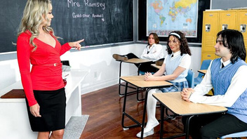 Секс вчетвером - телочки долбятся