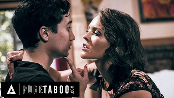 Грудастая милфа ебется  с молодым парнем