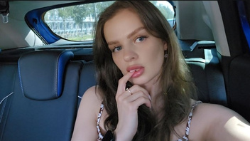 В машине телочка себя ласкает