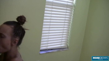 Сучка круто сосет двум