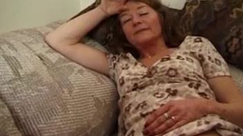 Зрелую суку поебал пузатый мужик