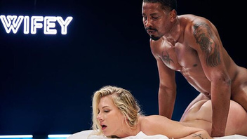 Белая красотка долбится с негром