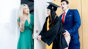 Одна телочка ебется, вторая смотрит