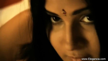 Милая телка в соло