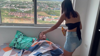 Милая телка захотела большой стояк