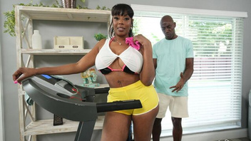 Жопастая негритянка активно трахается