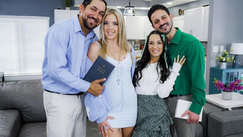 Две самки классно поделили два больших члена