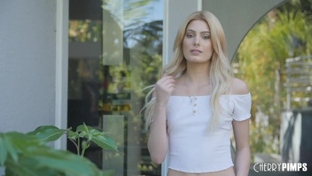 Худышка блондиночка получила секс