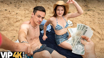 На пляже потрахал сучку в анал