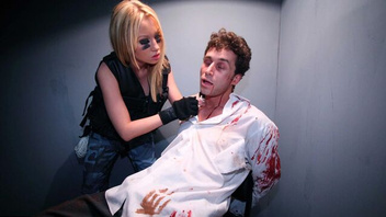 Очень грудастая самка мощно долбится