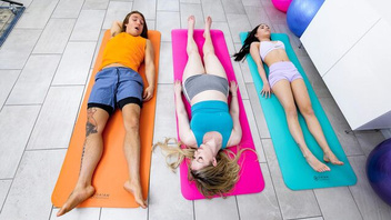 Разминка и ебля с двумя красавицами