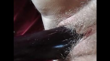 Мужик трахает волосатую вагину своей жены овощами