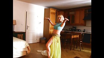 Блондинка с большими сиськами исполняет для вас танец живота