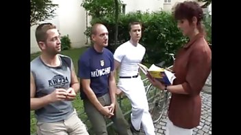 Одинокая зрелая женщина захотела развлечься с тремя безотказными чуваками