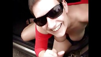 Немецкая дама сосет не выходя из машины