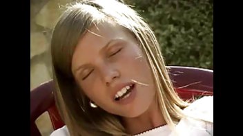 Молодая блондинка резвится с игрушкой для взрослых на улице