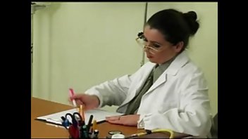 Армейский врач с огромными сиськами проводит медосмотр