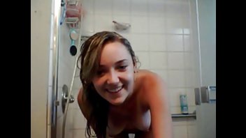 Молодая девочка ловит оргазм в душе