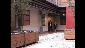 Зрелая с большими сиськами расслабилась с молодым в своей спальне