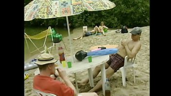 Оттрахали и обоссали безотказную блондинку на пляже