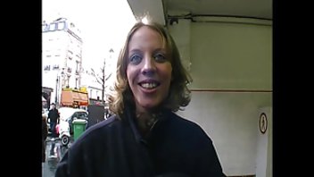 Блондинка согласилась перепихнуться с двумя перед камерой