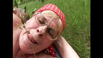 Молодой чел наяривает пухлую старушку на травке